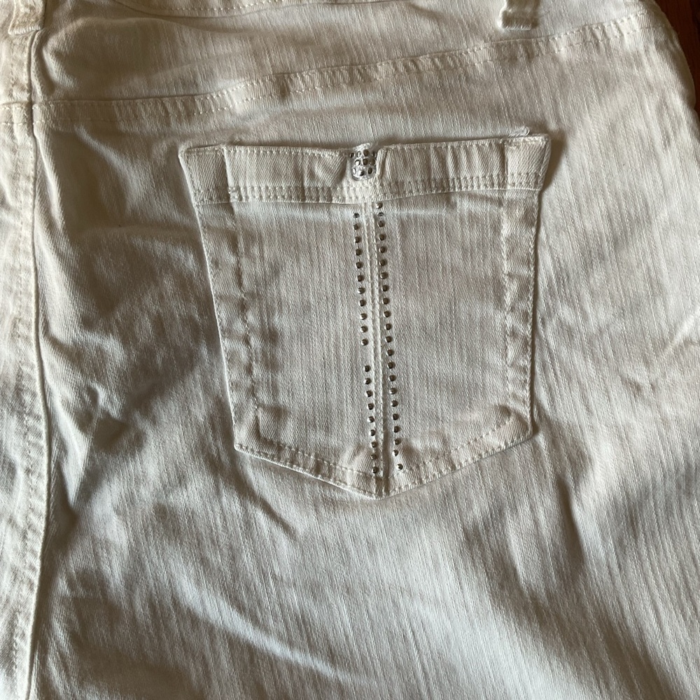 Bandolino Mandie Elegant White Women's Shorts. Size 16 - Picture 2 of 5